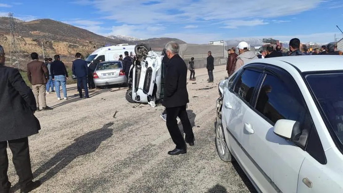 Adıyaman'da otomobil hafif ticari araçla çarpıştı: 5 yaralı