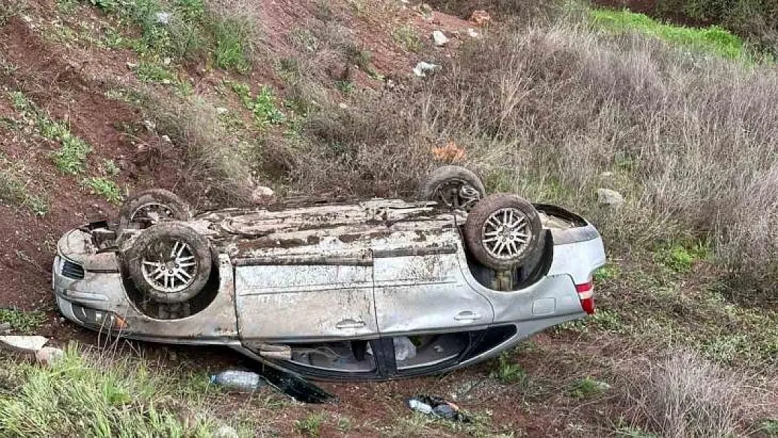 Adıyaman'da otomobil şarampole yuvarlandı: 2 yaralı