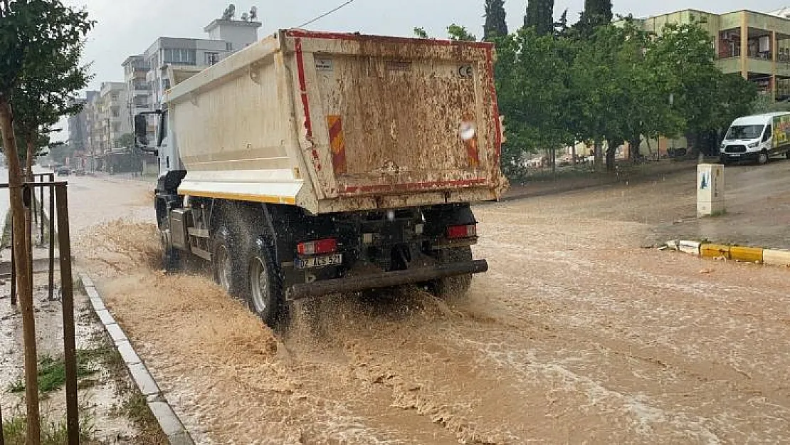 Adıyaman'da şiddetli yağmurda sokaklar göle döndü