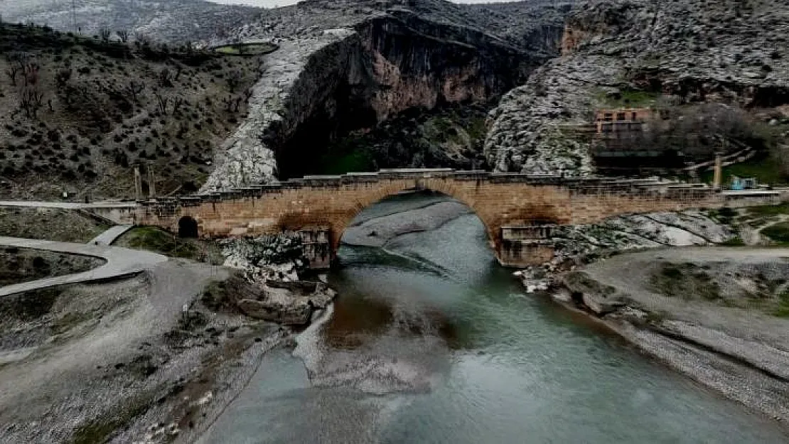 Adıyaman'daki tarihi köprü depremlere meydan okuyor