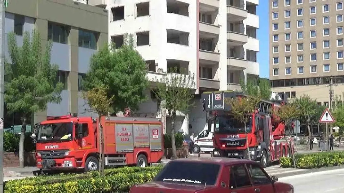 Ağır hasarlı binada intihar etmek isteyen şahsı ekipler kurtardı