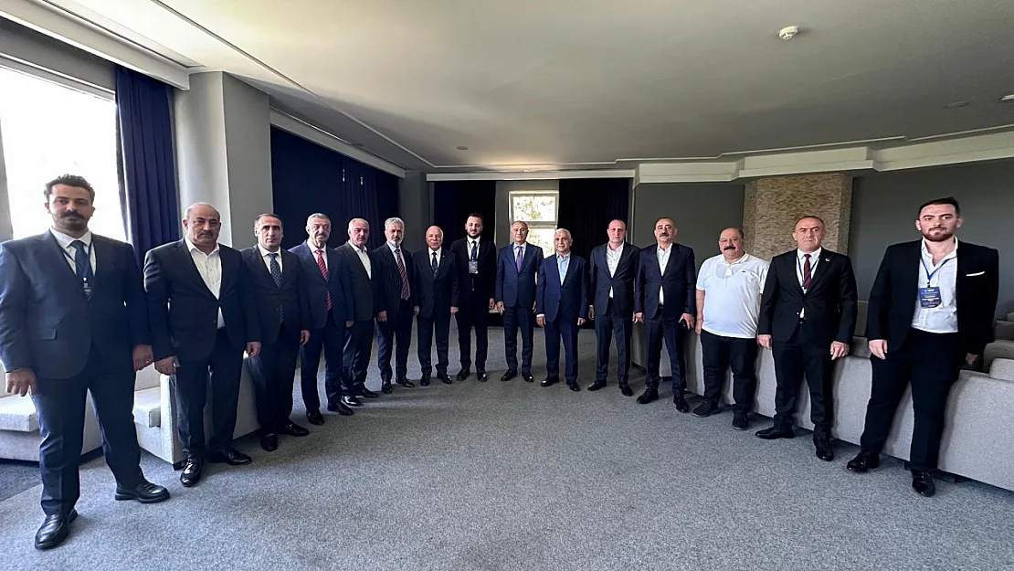AK Parti Siirt Heyeti Erzurum'da Düzenlenen Yerel Yönetimler Toplantısına Katıldı