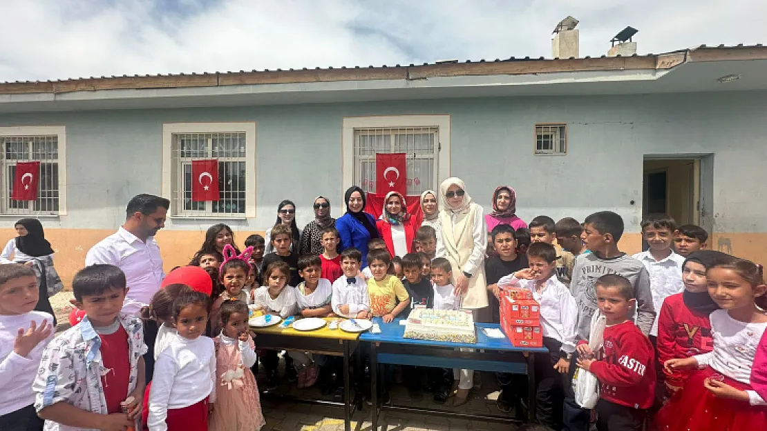 AK Parti Siirt Kadın Kolları, 23 Nisan'ı Çocuklarla Pasta Keserek Kutladı 