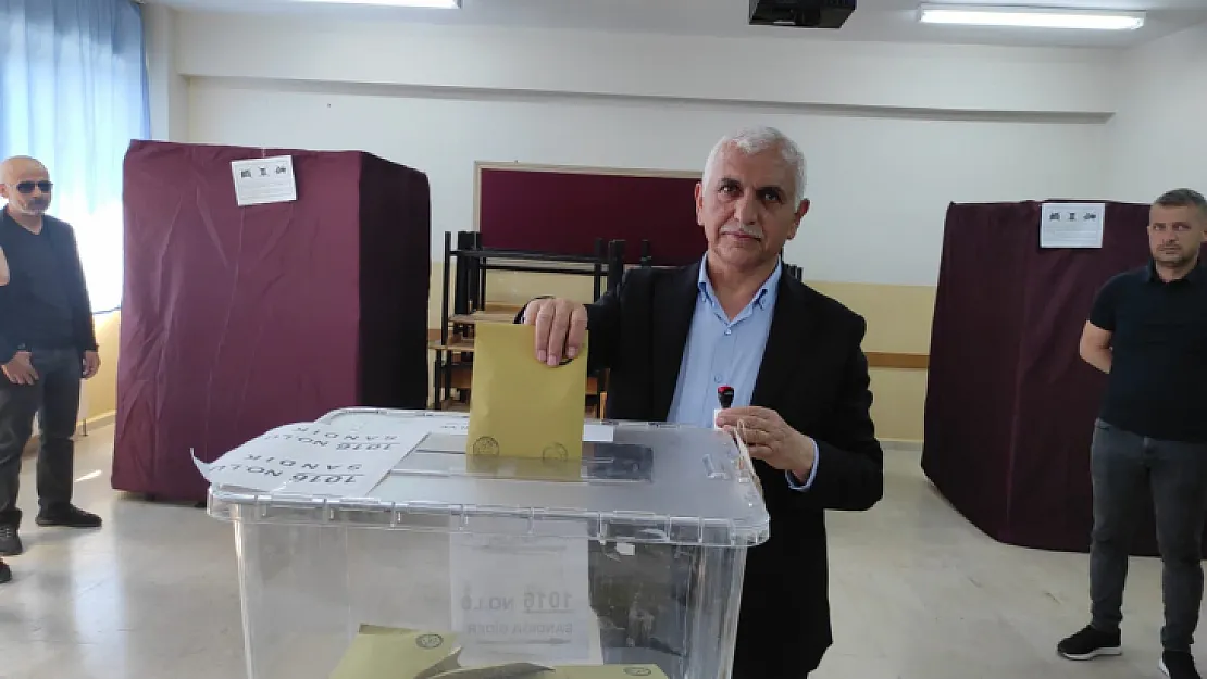 AK Parti Siirt Milletvekili Adayı Mervan Gül Oyunu Kullandı