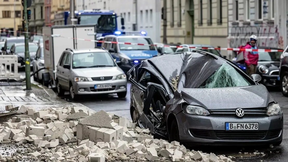 Almanya'da etkili olan kuvvetli fırtınada en az 3 kişi öldü