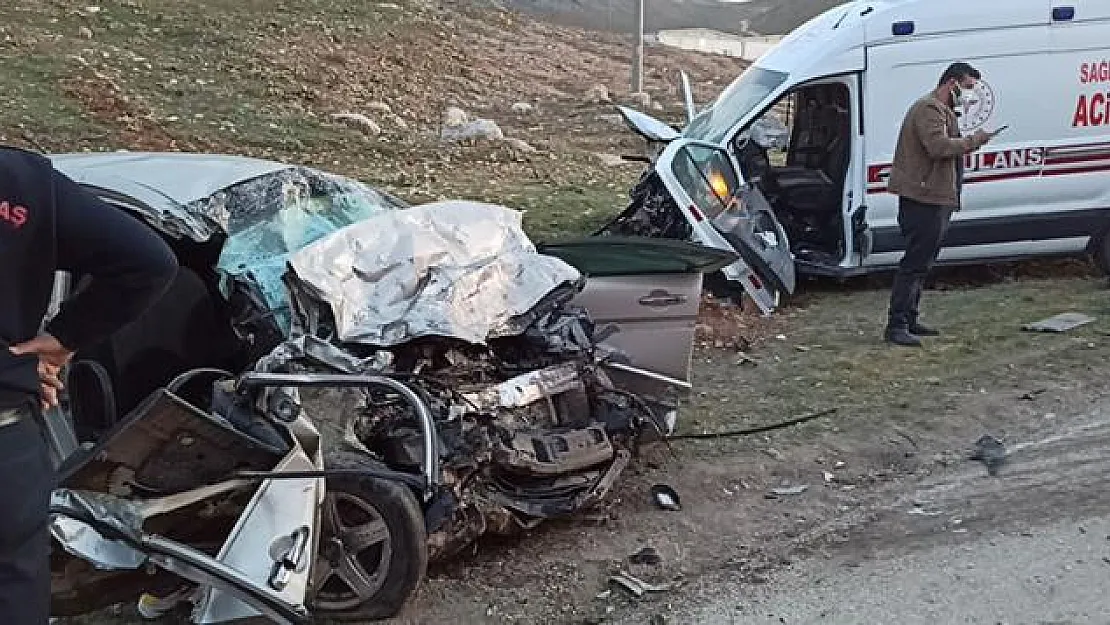 Ambulans ile otomobil çarpıştı: 3 ölü, 3 yaralı