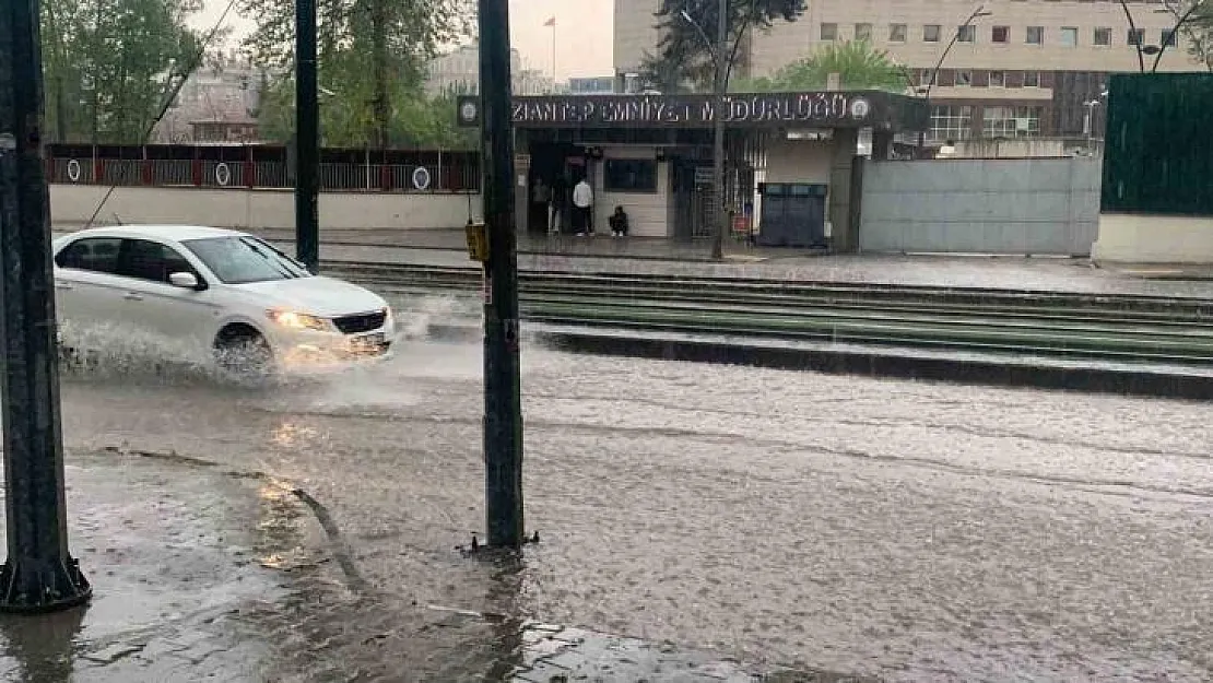 Aniden bastıran sağanak yağış sürücülere zor anlar yaşattı