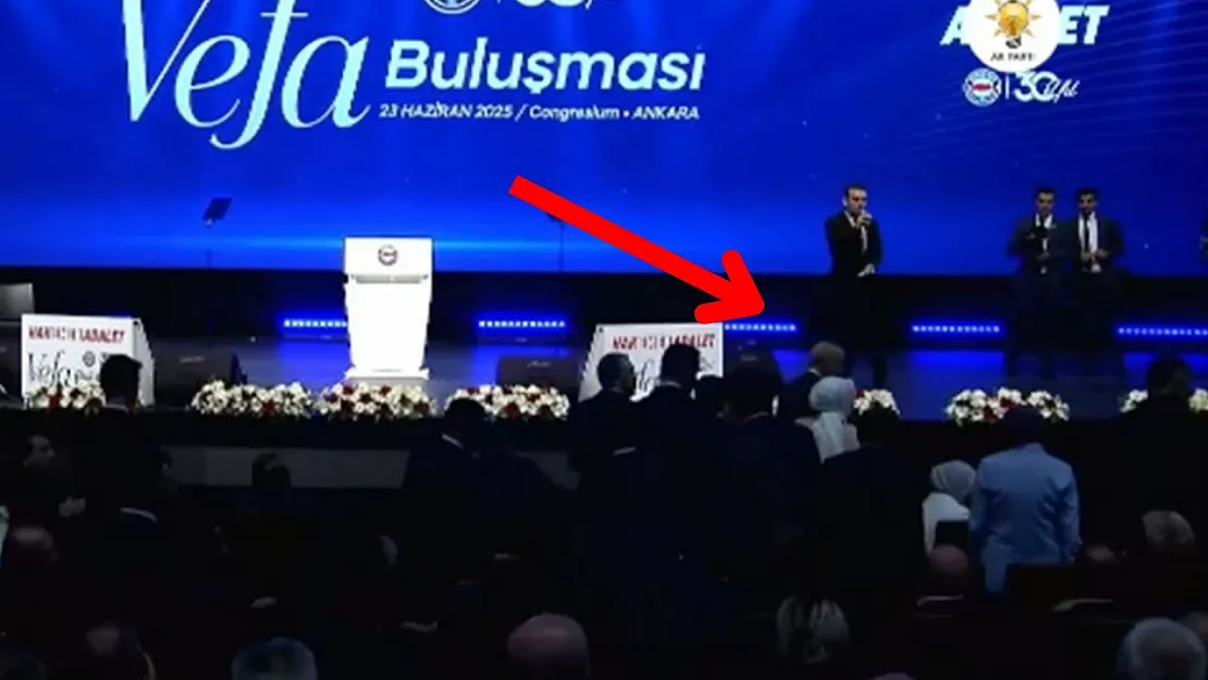 Ankara'da Dikkat Çeken Anlar: Cumhurbaşkanı Erdoğan Gelen Telefon Üzerine Salondan Ayrıldı