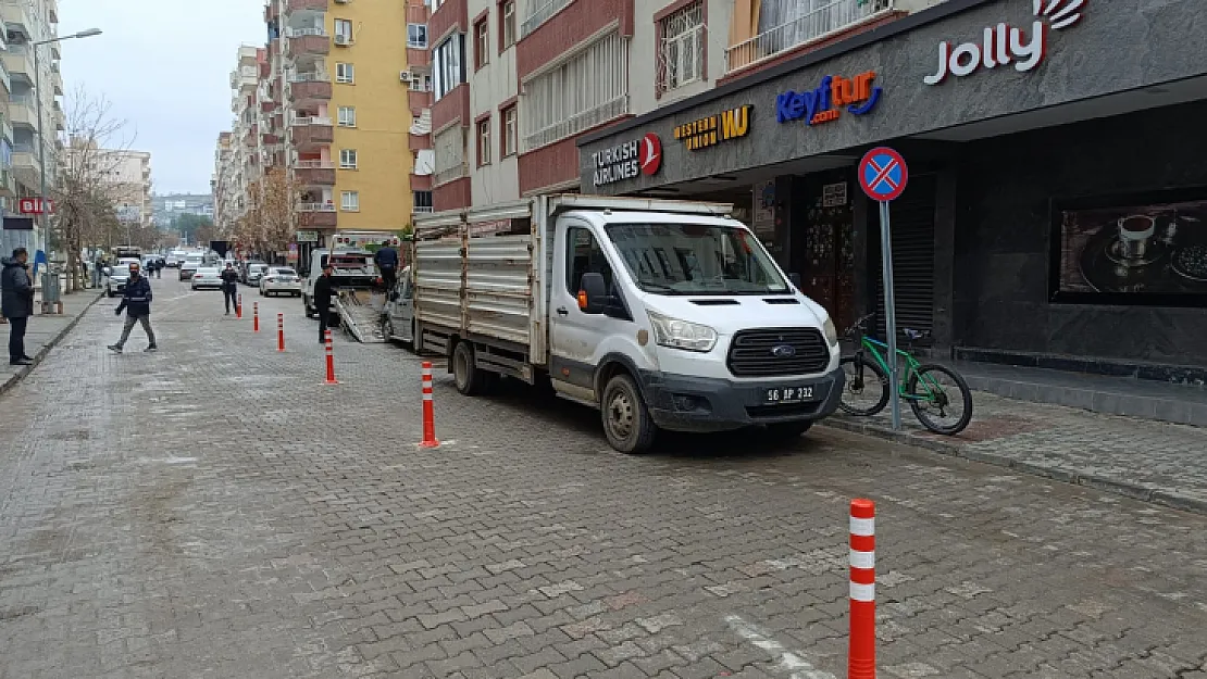 Artı Siirt Gündeme Getirdi Vali Esnaf ve Vatandaşın Sorununa El Attı! Kentin En Sıkıntılı Caddesine Dubalı Çözüm