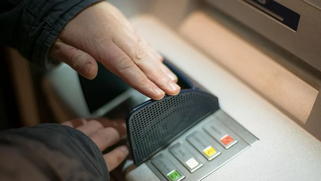 ATM'lerde Kırmızı Tuşun Şaşırtan İşlevi Ortaya Çıktı: Güvenliğiniz İçin Hayati Öneme Sahip