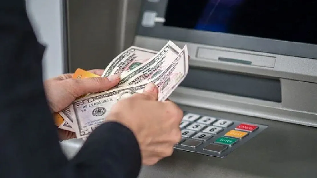 ATM'ye Sahte Dolar Yatırıp TL Olarak Çektiler