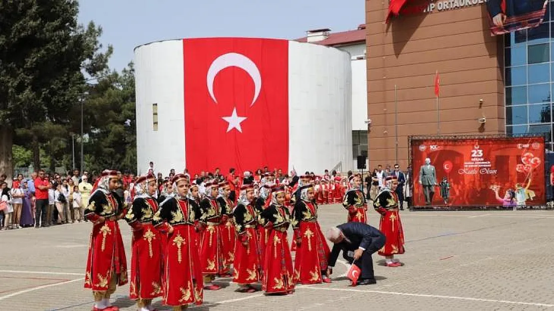 Ayakkabısı çıkan folklorcu gösteriye devam etti