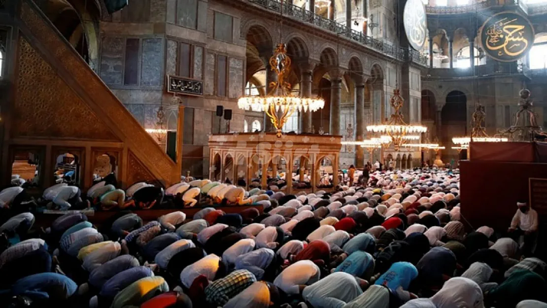 Ayasofya Camii'nin restorasyon nedeniyle 50 yıl ibadete kapalı kalacağı iddialarını İletişim Başkanlığı yalanladı