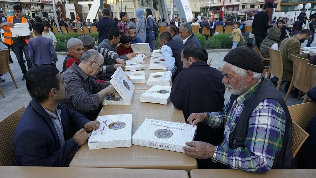 Siirt'te 2 bin kişi iftarda buluştu