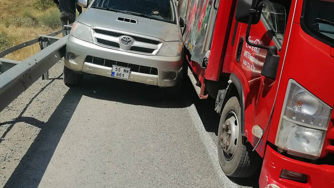 Siirt'te Trafik Kazası: Tır ile Bariyerler Arasında Sıkıştı