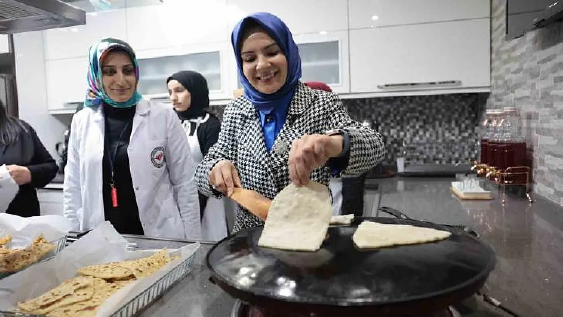 Bakan Göktaş açılışını yaptığı aşevinde yemek kazanlarının başına geçip döner kesti