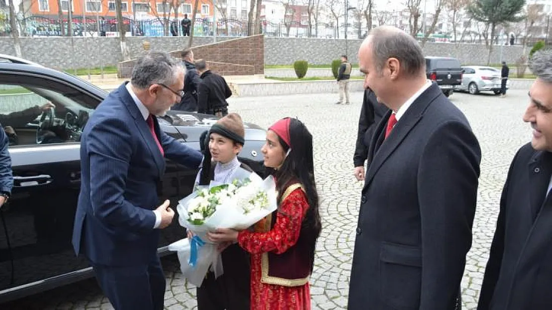 Bakan Işıkhan, Batman Valisi ile görüşerek eski vekil Hamidi'nin taziyesi katıldı