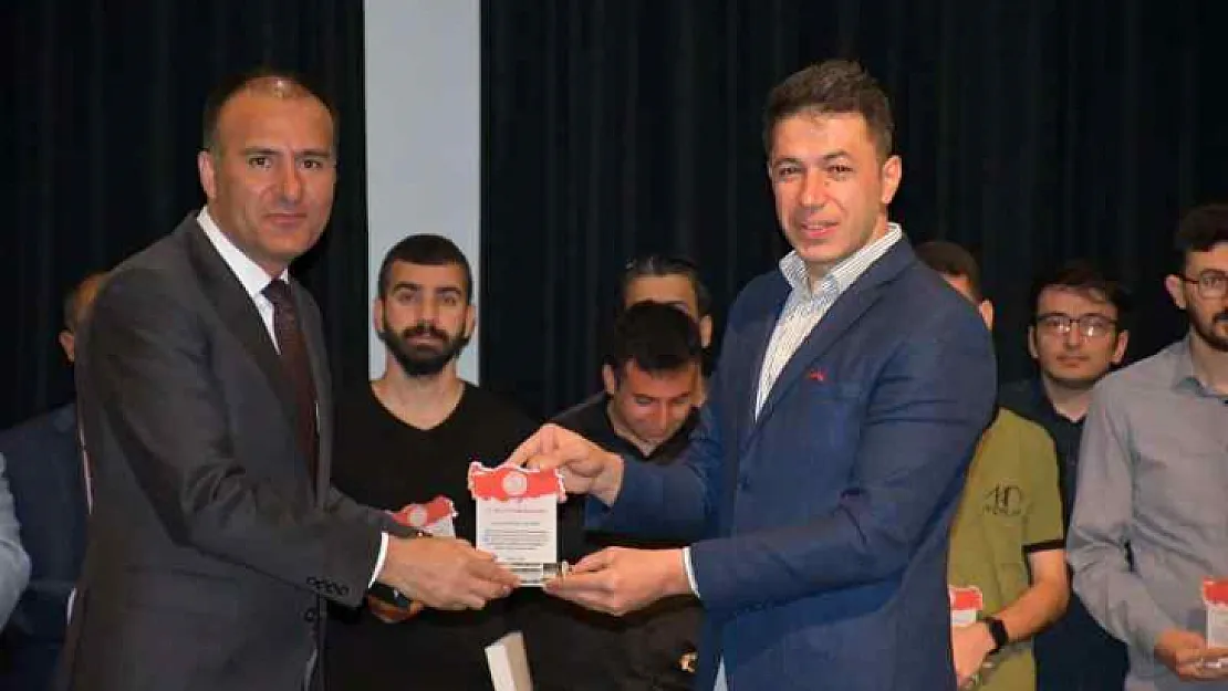 Bakan Özer'den Siirt AKUB'a Plaket