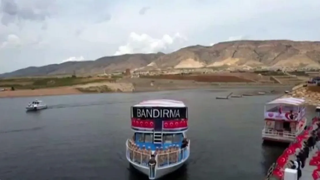 Bandırma Vapuru Hasankeyf'te bayraklarla karşılandı