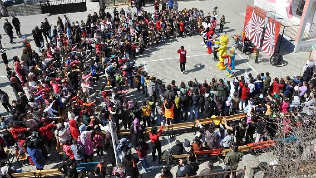 Batman'da 3 bin rakımlı Mereto Dağı eteklerinde çocuk karnavalı düzenlendi