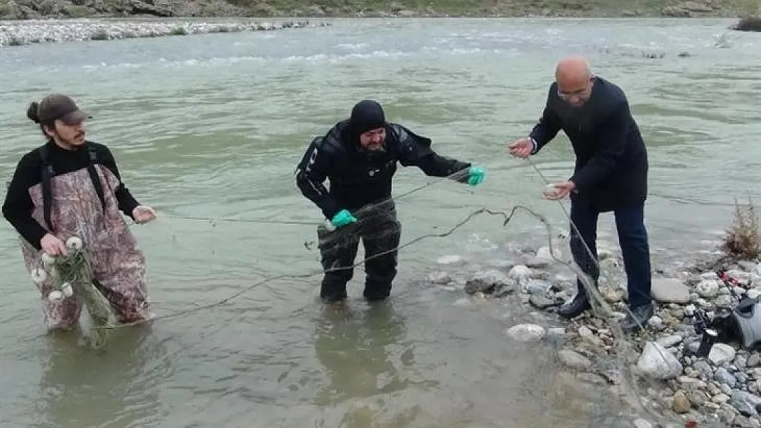 Batman'da çöpçü balığının korunması için çaylarda hayalet ağ temizliği yapıldı