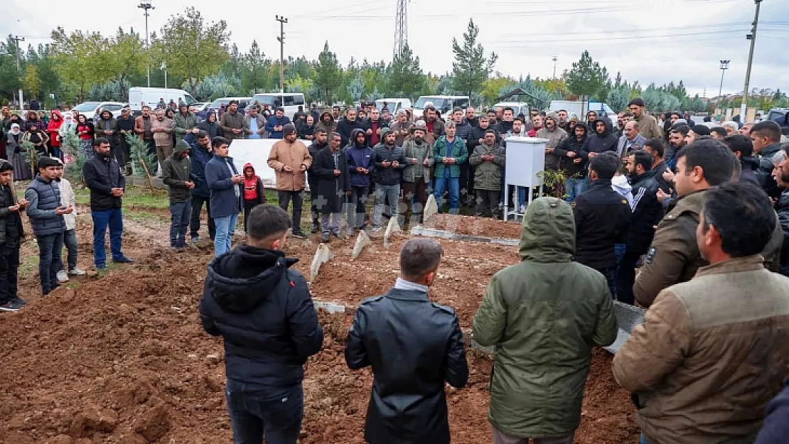 Batman'da sele kapılarak hayatını kaybeden 3 kardeşin cenazesi toprağa verildi