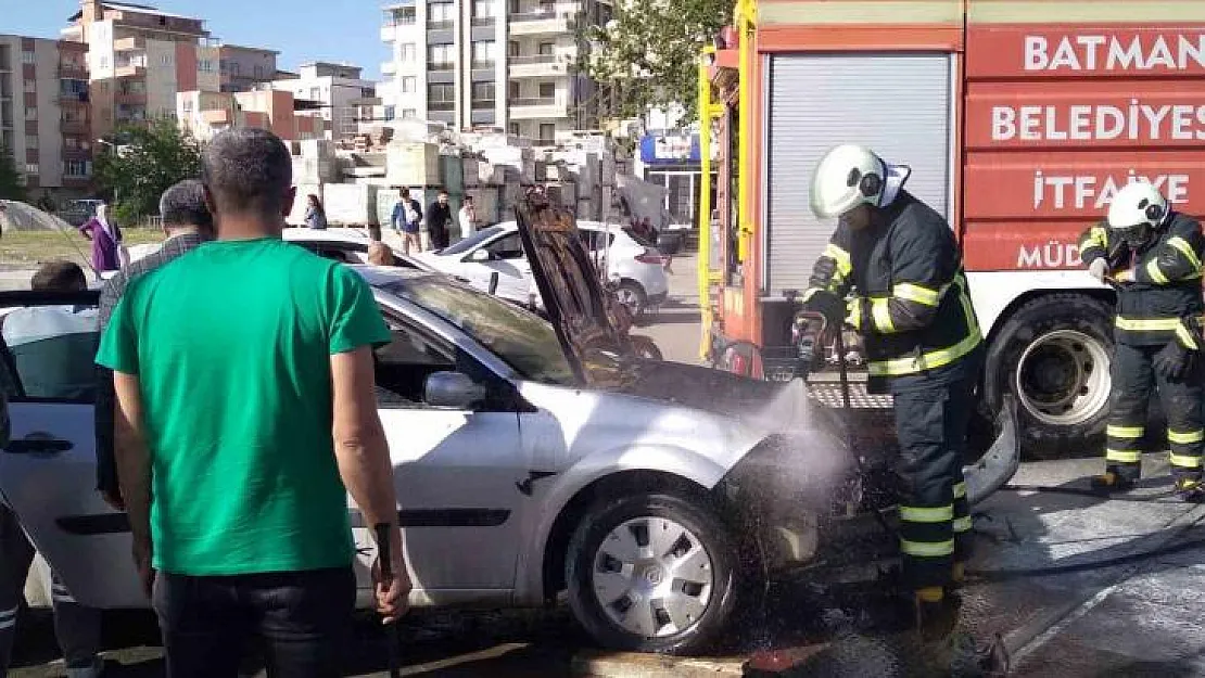 Batman'da seyir halindeki otomobil alev aldı