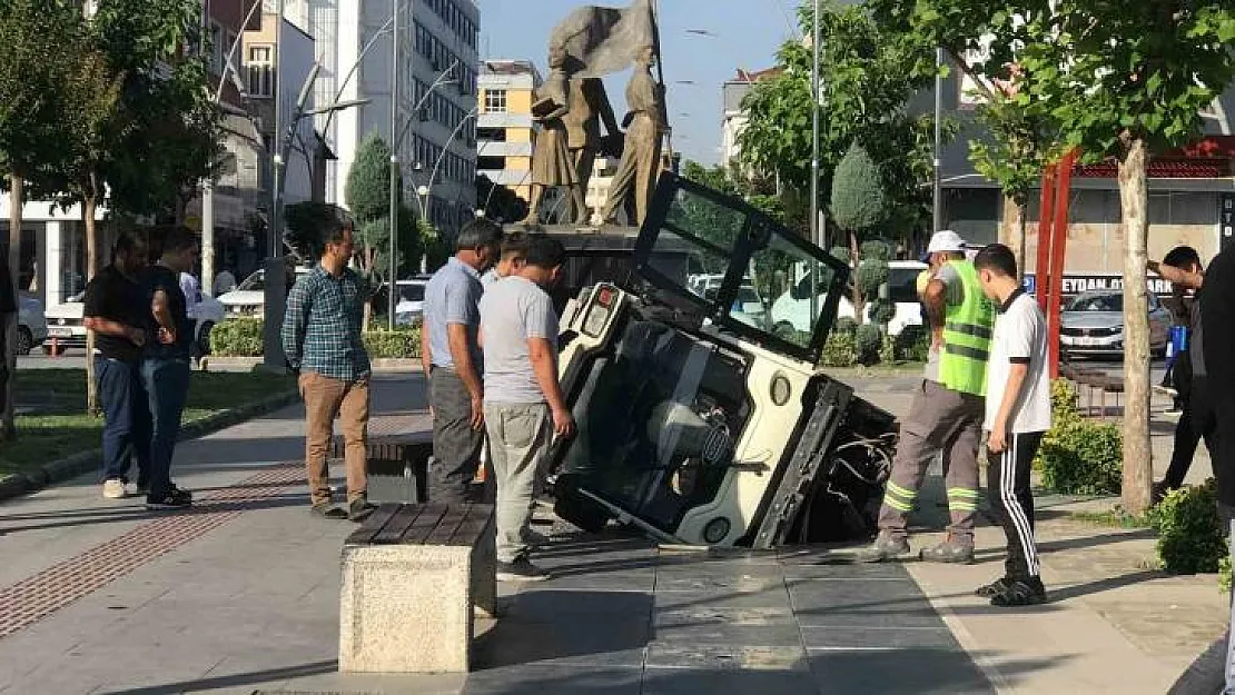 Batman'da temizlik aracı havuza düştü