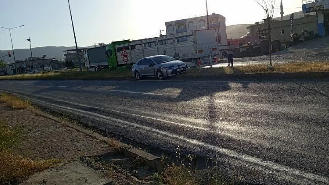 Siirt Veyselkarani'de Tır Dehşeti: Otomobil Kaldırıma Çıktı, Şans Eseri Yaralanan Olmadı