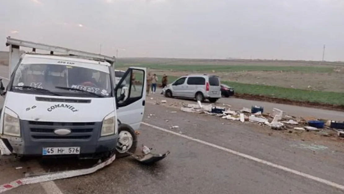 Batman Siirt karayolunda kamyonet, hafif ticari araçla çarpıştı kilolarca balık yola saçıldı