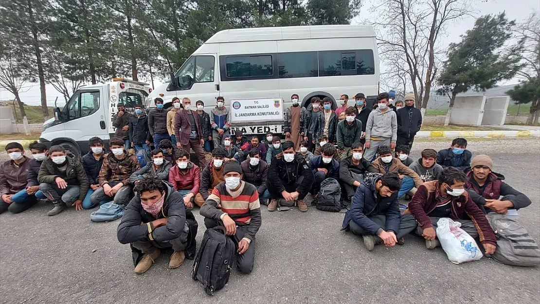 Batman'da minibüste 49 göçmen yakalandı