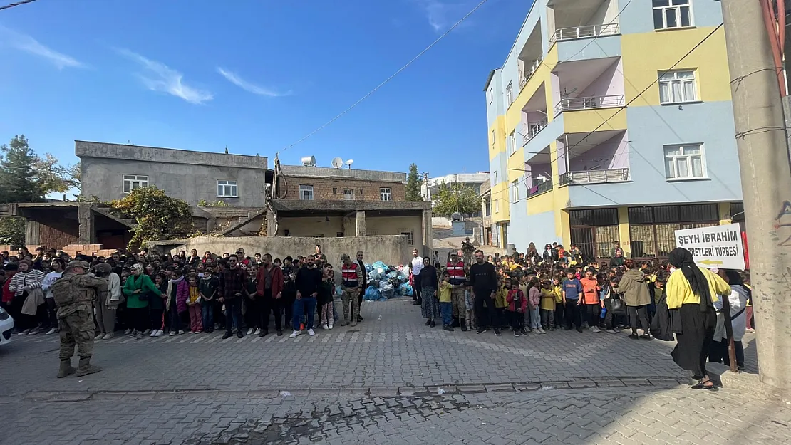 Baykan Atabağı Beldesinde öğrenciler, jandarma personeli ve öğretmenlerle birlikte temizlik yaptı