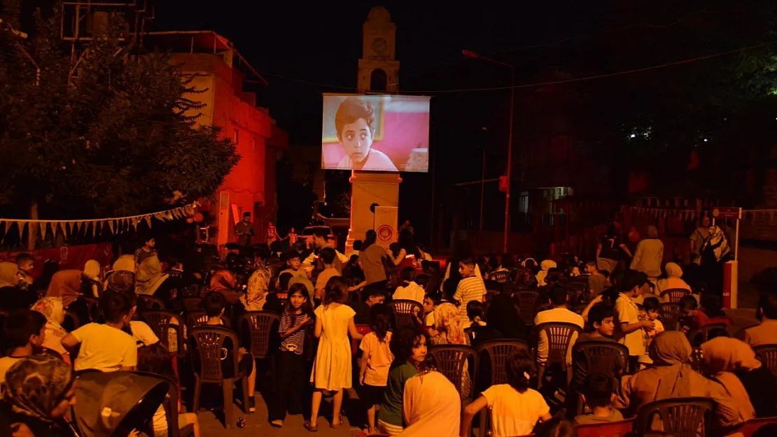 Baykan'da Açık Hava Sinema Etkinliği: Aileler 15 Temmuz Meydanı'nda Buluştu