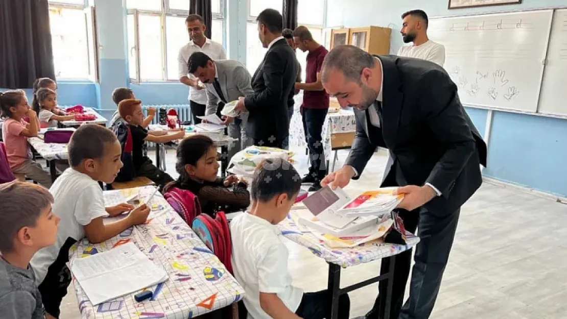 Baykan Kaymakamı Emin Bağlı ve Belediye Başkanı Murat Akgün, Öğrencilere Sınıflarında Kitap Seti Hediye Etti