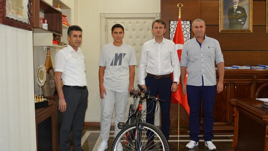 Baykan Kaymakamı Özcan'dan LGS Şampiyonuna Tebrik ve Hediye