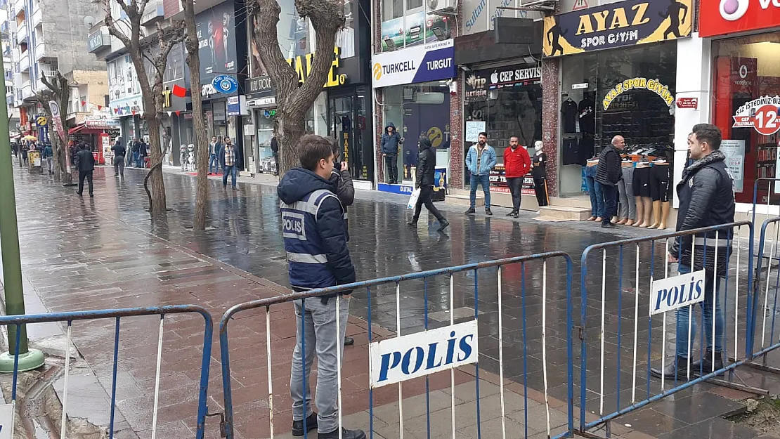 Siirt'te Güres Caddesi'ne Polis Bariyerleri Yerleştirildi