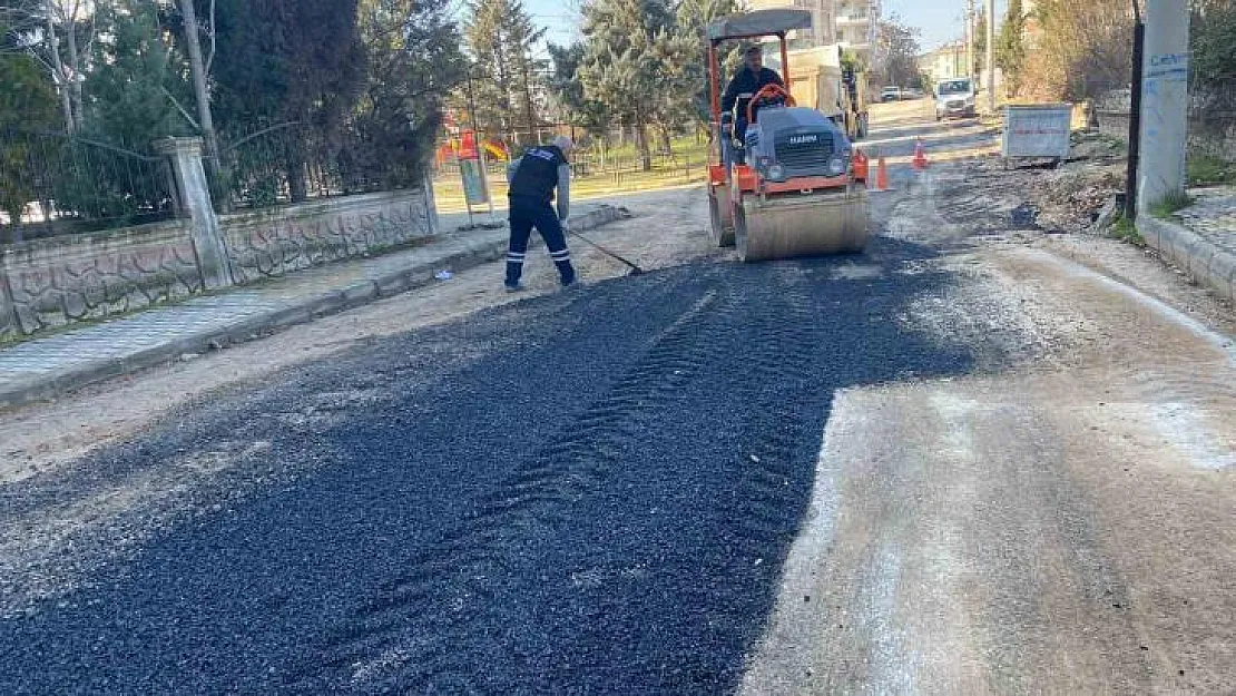 Belediye kaldırım ve yol çalışmalarını sürdürüyor