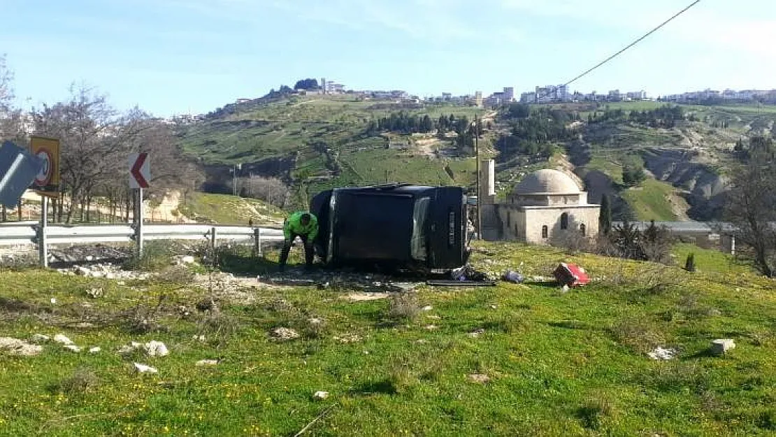 Besni'de hafif ticari araç takla attı: 7 yaralı