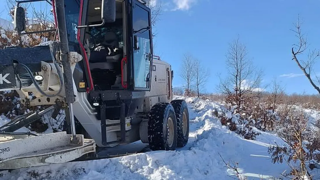 Besni'de kapanan köy yolları açıldı