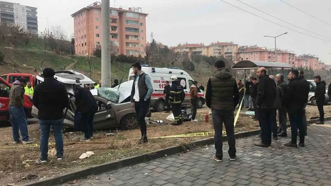 Beton direğe çarpan hafif ticari araç hurdaya döndü, sürücü hayatını kaybetti