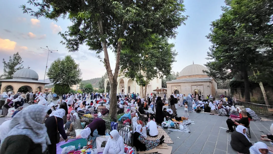 Binlerce İnsan Veysel Karani Türbesine Akın Etti