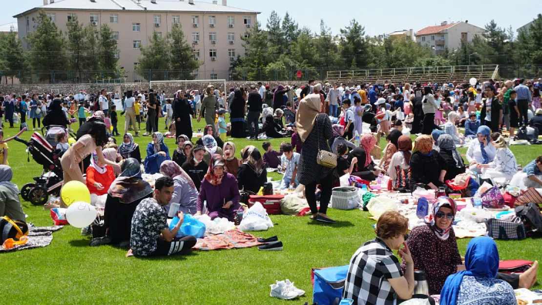 Binlerce Öğrenci ve Veli Yumurta Bayramını Kutladı