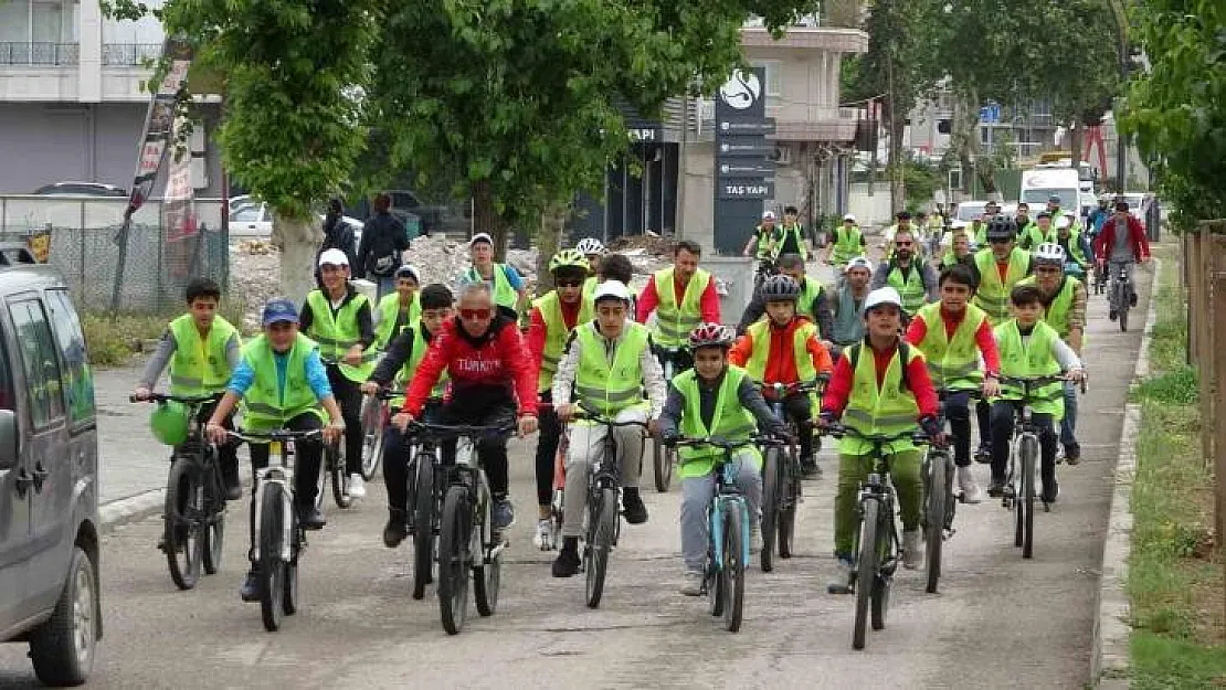 Bisikletseverler 7 kilometre pedal çevirdi