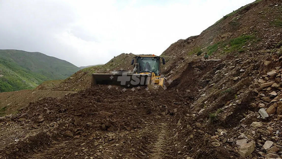 Bitlis'te heyelan ulaşıma kapanan 15 köy yolu 7 saatlik çalışmayla açıldı