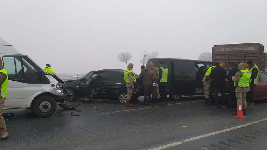 Bitlis'te zincirleme trafik kazası: 20 yaralı