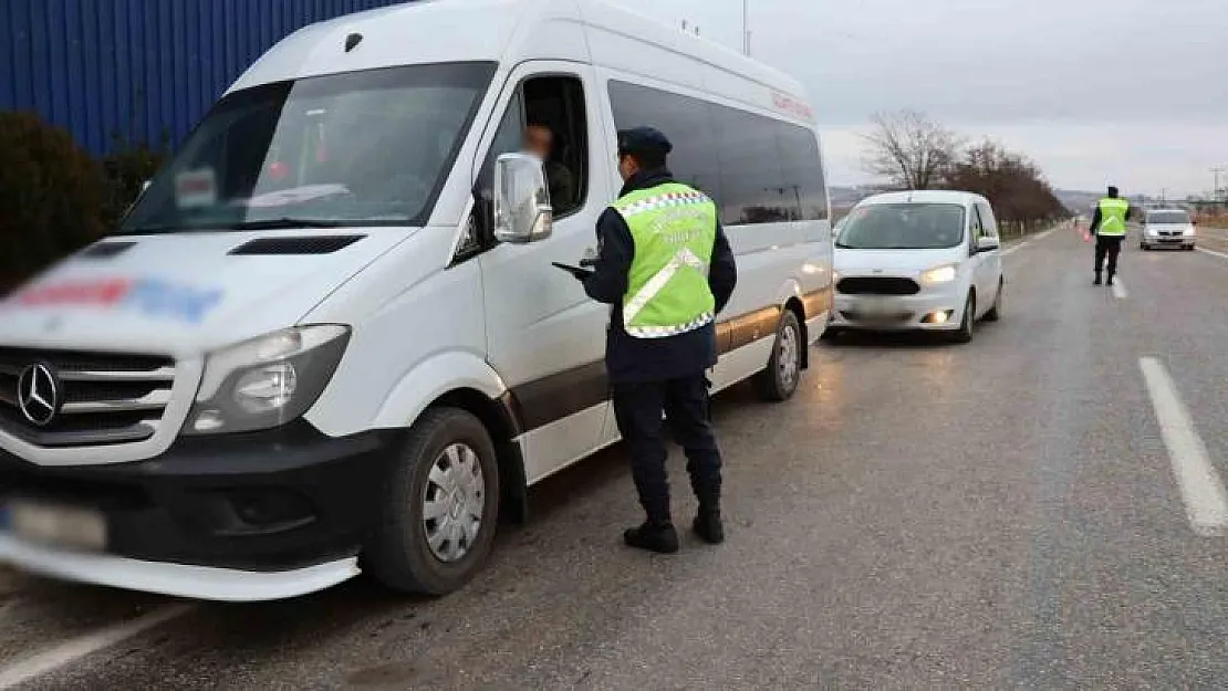 Çakar lamba yasağına uymayan 195 sürücüye ceza