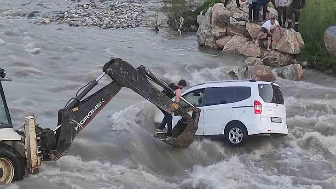 Çaya uçan araç kayalıklarda asılı kaldı: Ekipler seferber oldu