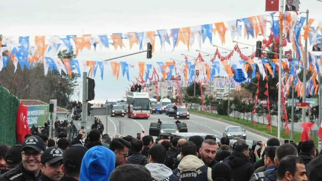 Cumhurbaşkanı Erdoğan Batman'da çocuklara Togg'un oyuncağını dağıttı