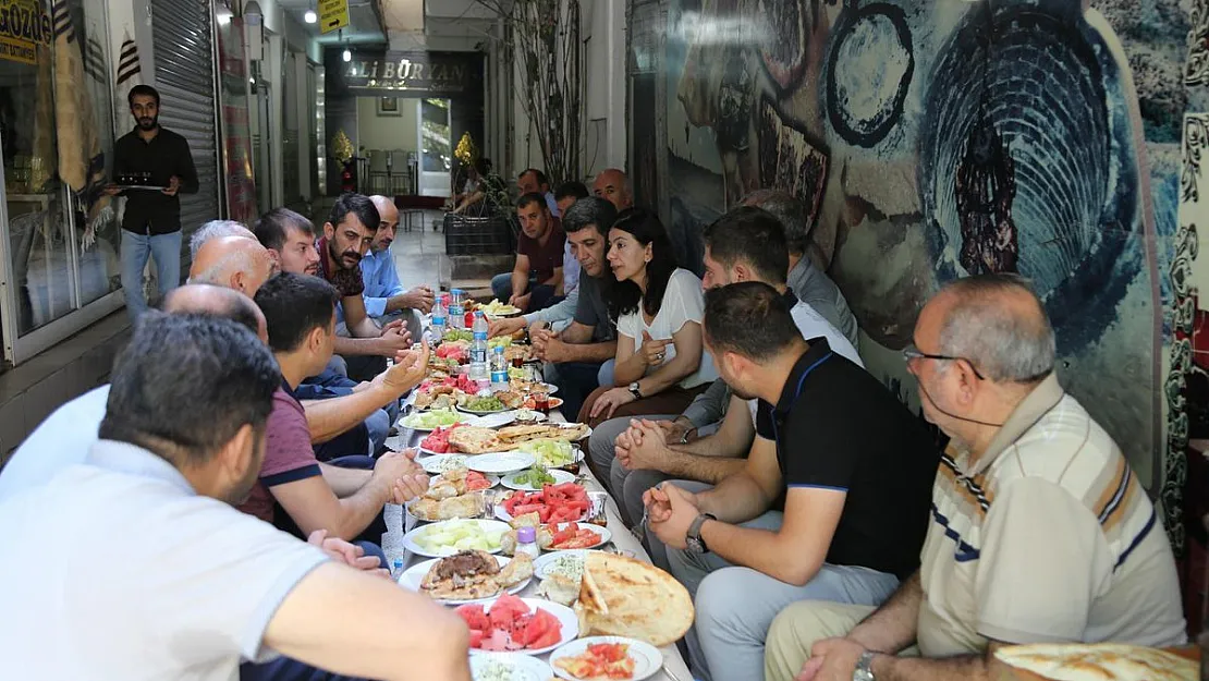 Eş Başkanlar, Cumhuriyet Caddesi Esnafı İle Kahvaltıda Bir Araya Geldi