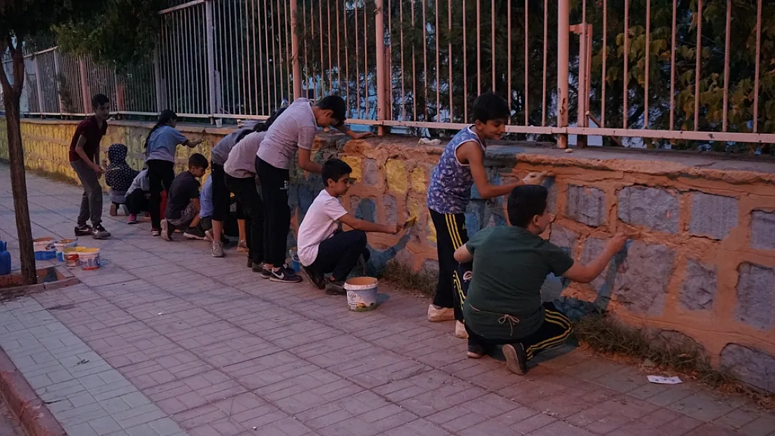 Fedakar Öğretmen ve Öğrenciler Okulu Renklendirdi